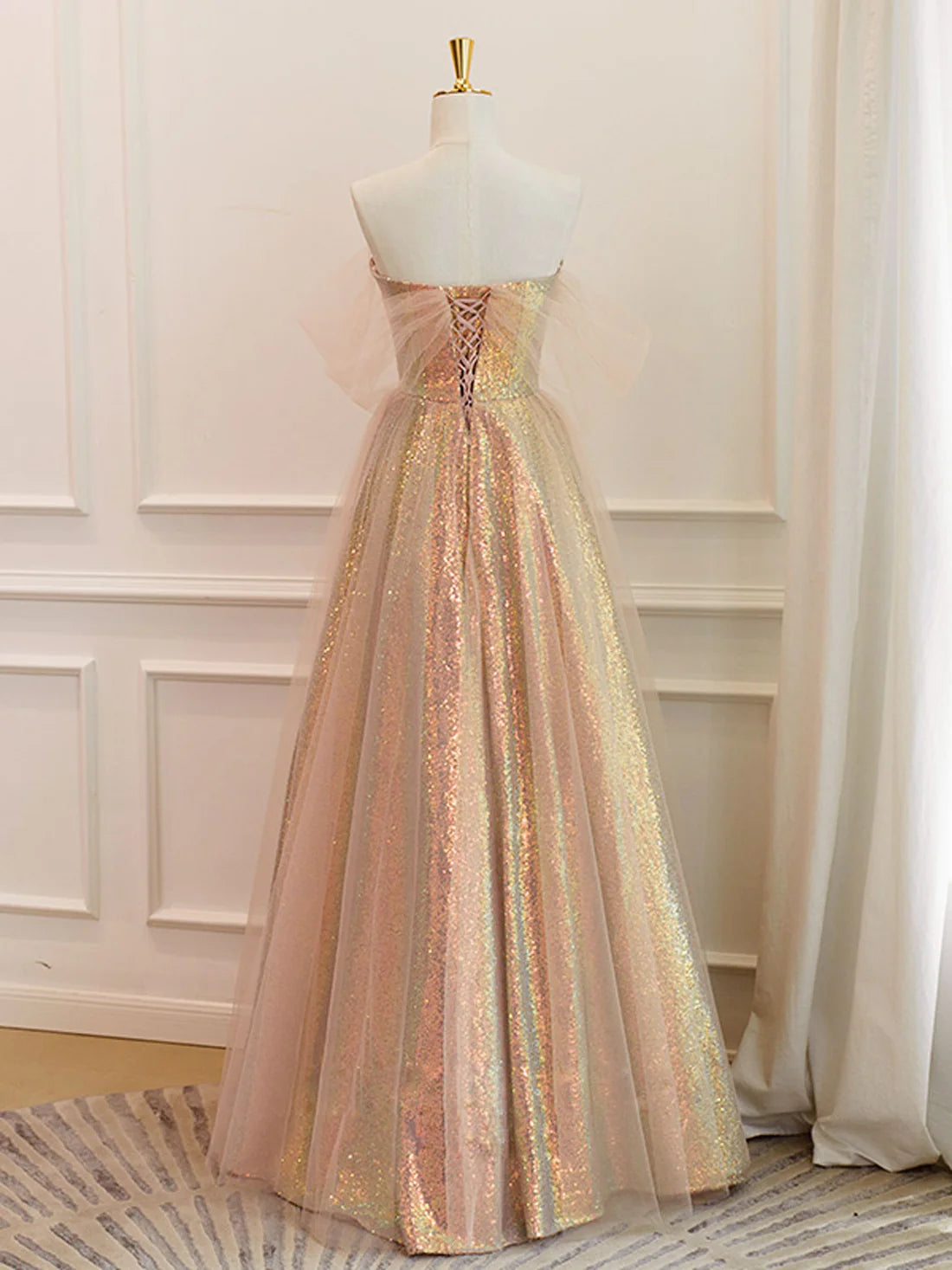 Robe de bal longue à paillettes dorées et décolleté en cœur